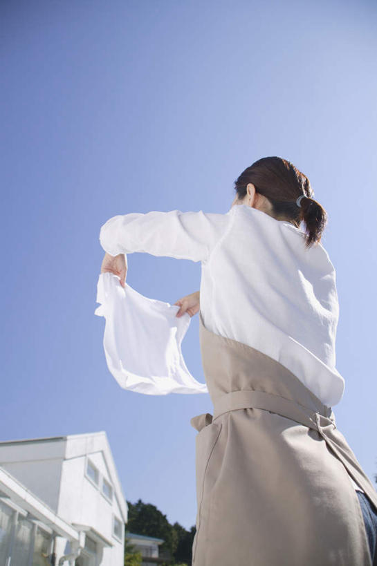 东方人,一个人,家庭主妇,站,竖图,室外,白天,仰视,亚洲,仅一个年轻女性,仅一个女性,仅一个人,服装,拿,拿着,注视,休闲装,黄种人,衣服,蓝色,蓝天,天空,天,观察,看,站着,休闲,休闲服,服饰,观看,察看,关注,年轻女性,女人,女性,亚洲人,主妇,站立,半身,彩图,低角度拍摄