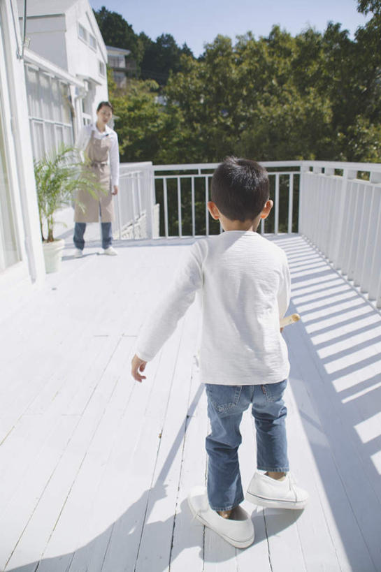 东方人,儿童,两个人,母亲,儿子,露台,站,走,竖图,室外,白天,正面,纯洁,植物,阳台,亚洲,阴影,服装,光线,盆栽,扫帚,影子,盆景,拿,拿着,注视,休闲装,黄种人,树,树木,衣服,蓝色,绿色,蓝天,天空,阳光,自然,天,观察,看,站着,休闲,母子,休闲服,可爱,母爱,童年,童趣,服饰,生长,成长,观看,察看,关注,童真,烂漫,无邪,天真,男孩,男人,男性,年轻女性,女人,女性,亚洲人,孩子,步行,散步,站立,走路,半身,彩图,露天阳台