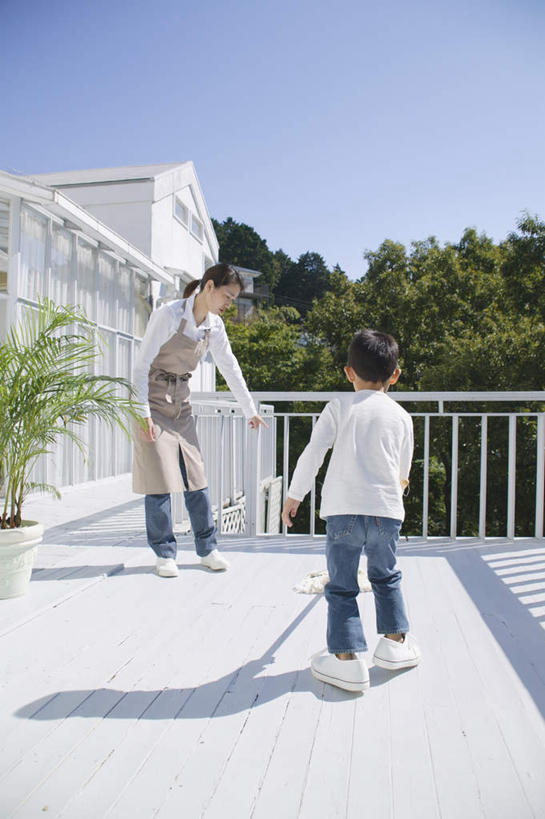 东方人,儿童,背部,两个人,母亲,儿子,露台,站,走,竖图,室外,白天,正面,纯洁,植物,阳台,亚洲,弯腰,阴影,服装,光线,盆栽,影子,盆景,拿,拿着,注视,休闲装,黄种人,拖把,树,树木,衣服,蓝色,绿色,蓝天,天空,阳光,自然,天,观察,看,清洁,站着,休闲,母子,休闲服,可爱,母爱,童年,童趣,服饰,生长,成长,观看,察看,关注,童真,烂漫,无邪,弯身,天真,男孩,男人,男性,年轻女性,女人,女性,亚洲人,孩子,步行,散步,站立,走路,半身,彩图,露天阳台