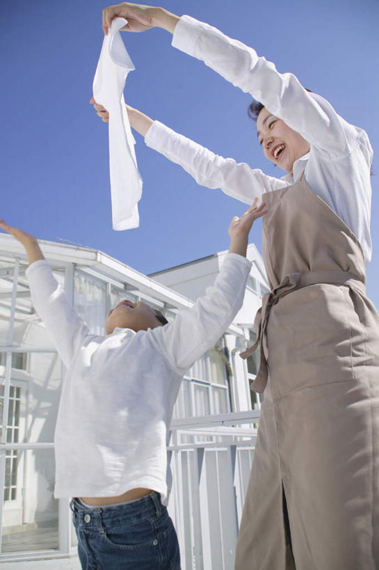 东方人,儿童,两个人,母亲,儿子,站,伸展双臂,竖图,室外,白天,仰视,纯洁,亚洲,服装,拿,拿着,注视,休闲装,黄种人,衣服,蓝色,蓝天,天空,天,观察,看,站着,休闲,母子,休闲服,可爱,母爱,童年,童趣,服饰,观看,察看,关注,童真,烂漫,无邪,天真,男孩,男人,男性,年轻女性,女人,女性,亚洲人,孩子,敞开双臂,伸开双臂,展开双肩,站立,张开手臂,张开双臂,半身,彩图,低角度拍摄