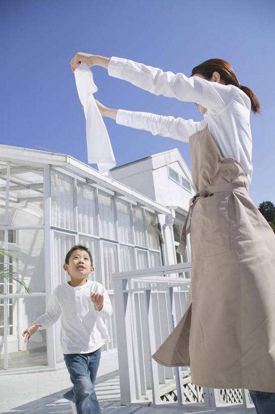 东方人,儿童,两个人,母亲,儿子,家,站,竖图,室外,白天,仰视,纯洁,亚洲,服装,房屋,屋子,拿,拿着,注视,休闲装,黄种人,楼房,住宅,衣服,蓝色,蓝天,天空,天,观察,看,站着,休闲,母子,休闲服,可爱,母爱,童年,童趣,服饰,观看,察看,关注,童真,烂漫,无邪,天真,男孩,男人,男性,年轻女性,女人,女性,亚洲人,孩子,站立,半身,彩图,低角度拍摄,房子