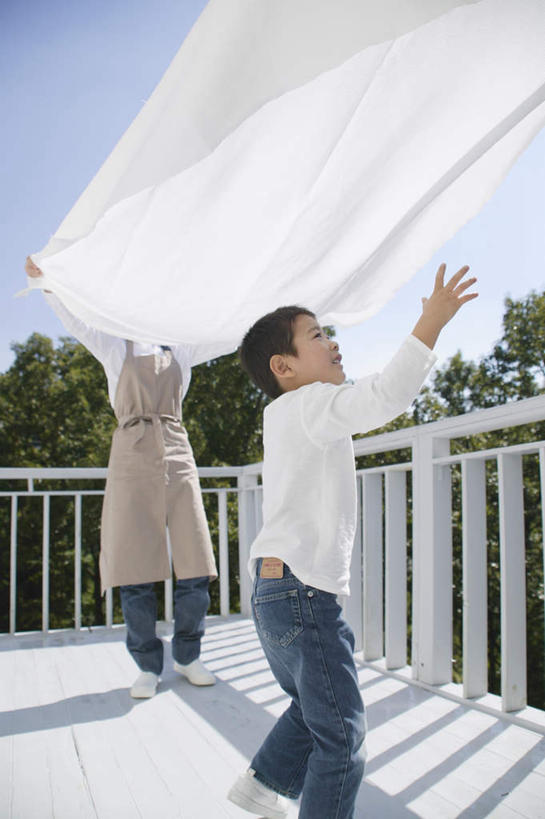 东方人,儿童,两个人,母亲,儿子,栏杆,站,竖图,室外,白天,正面,纯洁,植物,亚洲,服装,围栏,床单,拿,拿着,注视,休闲装,黄种人,护栏,树,树木,衣服,蓝色,绿色,蓝天,天空,自然,天,观察,看,站着,休闲,母子,休闲服,可爱,母爱,童年,童趣,服饰,生长,成长,观看,察看,关注,童真,烂漫,无邪,天真,男孩,男人,男性,年轻女性,女人,女性,亚洲人,孩子,半身,彩图