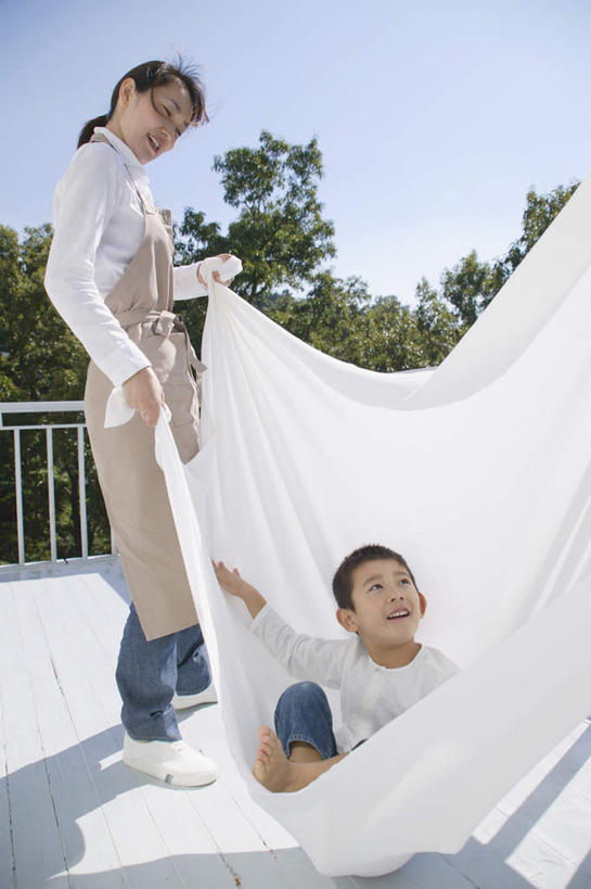 东方人,儿童,两个人,母亲,儿子,栏杆,站,躺,竖图,室内,白天,正面,纯洁,亚洲,服装,围栏,床单,注视,休闲装,黄种人,护栏,衣服,观察,看,站着,休闲,母子,休闲服,可爱,母爱,童年,童趣,服饰,观看,察看,关注,童真,烂漫,无邪,天真,男孩,男人,男性,年轻女性,女人,女性,亚洲人,孩子,躺着,站立,彩图,全身