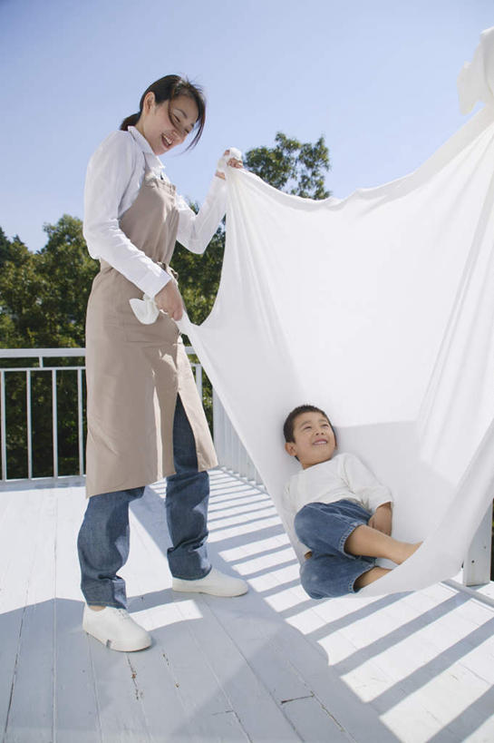 东方人,儿童,两个人,母亲,儿子,栏杆,站,躺,竖图,室内,白天,正面,纯洁,亚洲,服装,围栏,床单,注视,休闲装,黄种人,护栏,衣服,观察,看,站着,休闲,母子,休闲服,可爱,母爱,童年,童趣,服饰,观看,察看,关注,童真,烂漫,无邪,天真,男孩,男人,男性,年轻女性,女人,女性,亚洲人,孩子,躺着,站立,彩图,全身