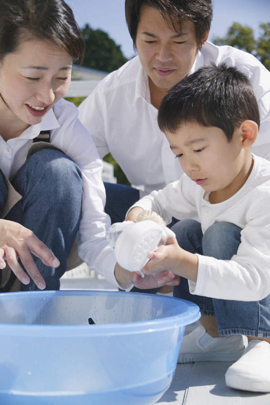 东方人,儿童,三个人,家庭,夫妻,母亲,父亲,儿子,蹲,竖图,室外,白天,正面,运动鞋,爱情,纯洁,鞋子,亚洲,阴影,服装,光线,影子,浪漫,拿,拿着,注视,休闲装,黄种人,水盆,小孩,衣服,阳光,观察,看,休闲,温暖,温馨,父子,母子,三口之家,一家人,休闲服,恩爱,父爱,可爱,母爱,童年,童趣,恋人,服饰,观看,和睦,察看,关注,童真,烂漫,无邪,天真,男孩,男人,男性,年轻男性,年轻女性,女人,女性,亚洲人,孩子,年轻人,夫妇,情侣,蹲着,清洗,半身,彩图,伴侣,融洽,男生