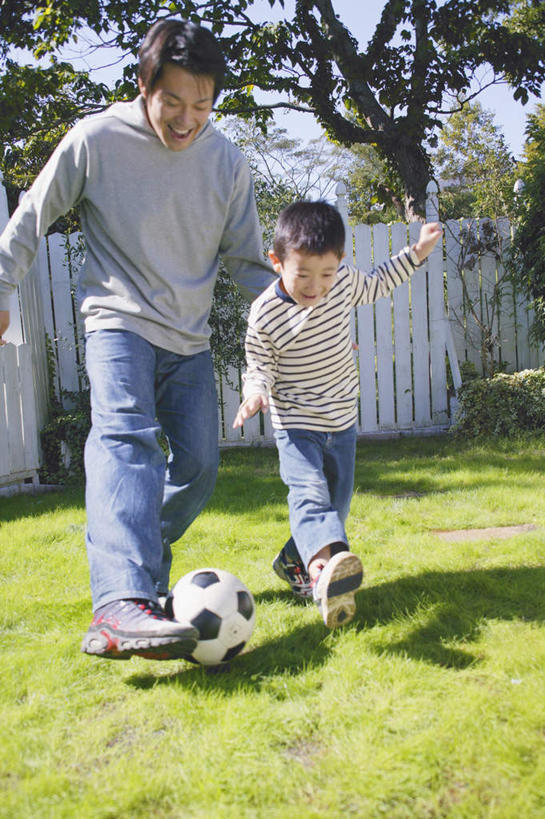 东方人,儿童,两个人,家庭,父亲,儿子,站,跑,竖图,室外,白天,正面,锻炼,纯洁,运动,足球,草地,草坪,植物,亚洲,服装,注视,休闲装,黄种人,草,树,树木,小孩,衣服,绿色,自然,观察,看,站着,休闲,温暖,温馨,父子,一家人,休闲服,父爱,可爱,童年,童趣,服饰,生长,成长,观看,和睦,察看,关注,童真,烂漫,无邪,体育,天真,男孩,男人,男性,年轻男性,亚洲人,孩子,年轻人,跑步,彩图,全身,健身,融洽,男生