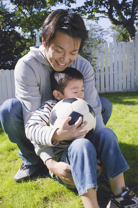 东方人,儿童,两个人,家庭,父亲,儿子,坐,抱,笑,微笑,露齿笑,竖图,室外,白天,正面,纯洁,足球,草地,草坪,植物,亚洲,服装,足球装备,注视,休闲装,黄种人,运动器械,草,树,树木,小孩,衣服,绿色,自然,观察,看,休闲,温暖,温馨,父子,一家人,休闲服,健身器械,父爱,可爱,童年,童趣,服饰,生长,成长,抱着,观看,和睦,察看,搂着,关注,健身器材,童真,烂漫,无邪,蹴鞠,天真,足球运动,男孩,男人,男性,年轻男性,亚洲人,孩子,年轻人,搂,搂抱,坐着,半身,彩图,融洽,运动器材,男生
