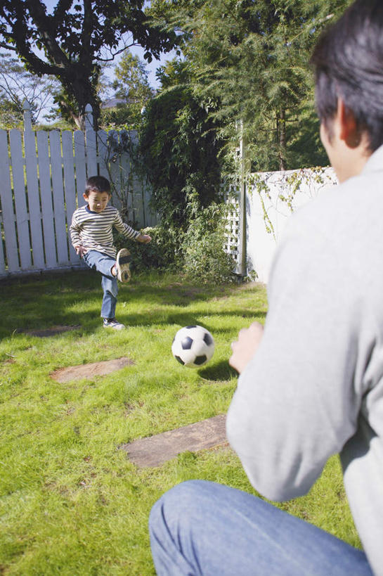 东方人,儿童,背部,两个人,家庭,父亲,儿子,栏杆,站,竖图,室外,白天,正面,纯洁,足球,草地,草坪,植物,亚洲,踢,服装,围栏,注视,休闲装,黄种人,护栏,草,小孩,衣服,绿色,观察,看,站着,休闲,温暖,温馨,父子,一家人,休闲服,父爱,可爱,童年,童趣,服饰,观看,和睦,察看,关注,童真,烂漫,无邪,天真,男孩,男人,男性,年轻男性,亚洲人,孩子,年轻人,半身,彩图,融洽,男生