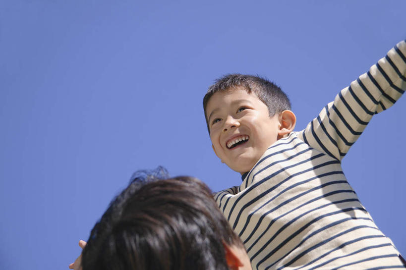 东方人,儿童,两个人,家庭,父亲,儿子,站,伸展双臂,横图,室外,白天,仰视,纯洁,亚洲,服装,注视,休闲装,黄种人,小孩,衣服,蓝色,蓝天,天空,天,观察,看,站着,休闲,温暖,温馨,父子,一家人,休闲服,父爱,可爱,童年,童趣,服饰,晴朗,观看,和睦,察看,关注,童真,烂漫,无邪,万里无云,天真,男孩,男人,男性,年轻男性,亚洲人,孩子,年轻人,晴空,晴空万里,敞开双臂,伸开双臂,展开双肩,站立,张开手臂,张开双臂,半身,彩图,低角度拍摄,融洽,男生