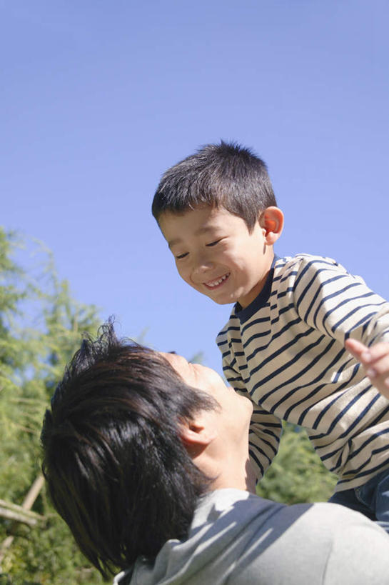 东方人,儿童,两个人,家庭,父亲,儿子,站,伸展双臂,竖图,室外,白天,仰视,纯洁,植物,亚洲,服装,注视,休闲装,黄种人,相视,树,树木,小孩,衣服,蓝色,绿色,蓝天,天空,自然,天,观察,看,站着,休闲,温暖,温馨,父子,一家人,面对面,休闲服,父爱,可爱,童年,童趣,服饰,生长,晴朗,成长,观看,对视,和睦,察看,关注,相对,童真,烂漫,无邪,万里无云,相看,天真,男孩,男人,男性,年轻男性,亚洲人,孩子,年轻人,晴空,晴空万里,敞开双臂,伸开双臂,展开双肩,站立,张开手臂,张开双臂,半身,彩图,低角度拍摄,融洽,男生