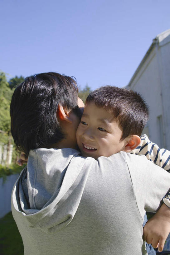 东方人,儿童,两个人,家庭,父亲,儿子,站,抱,竖图,室外,白天,仰视,纯洁,亚洲,阴影,服装,光线,影子,注视,休闲装,黄种人,小孩,衣服,蓝色,蓝天,天空,阳光,天,观察,看,站着,休闲,温暖,温馨,父子,一家人,休闲服,父爱,可爱,童年,童趣,服饰,晴朗,抱着,观看,和睦,察看,搂着,关注,童真,烂漫,无邪,万里无云,天真,男孩,男人,男性,年轻男性,亚洲人,孩子,年轻人,晴空,晴空万里,搂,搂抱,站立,半身,彩图,低角度拍摄,融洽,男生