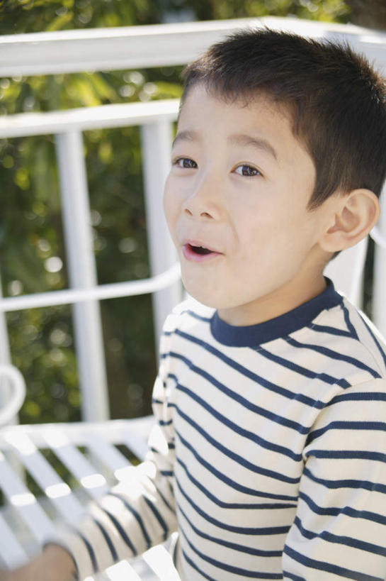 东方人,儿童,一个人,栏杆,坐,竖图,室外,白天,侧面,纯洁,植物,亚洲,仅一个男性,仅一个人,服装,围栏,注视,休闲装,黄种人,护栏,树,树木,小孩,衣服,绿色,自然,观察,看,仅一个小孩,休闲,休闲服,可爱,童年,童趣,服饰,生长,成长,观看,察看,关注,童真,烂漫,无邪,天真,男孩,男人,男性,亚洲人,孩子,坐着,半身,彩图,男生