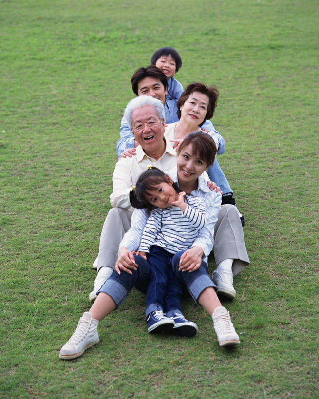 东方人,儿童,老年人,夫妻,母亲,父亲,女儿,儿子,祖母,祖父,三代同堂,坐,抱,笑,微笑,露齿笑,竖图,室外,白天,正面,爱情,纯洁,草地,草坪,植物,亚洲,服装,许多人,浪漫,注视,休闲装,黄种人,祖孙三代,草,小孩,衣服,绿色,观察,看,一群人,休闲,温暖,温馨,父女,父子,母女,母子,休闲服,恩爱,父爱,可爱,母爱,童年,童趣,恋人,服饰,奶奶,爷爷,抱着,观看,祖孙,和睦,察看,搂着,关注,童真,烂漫,无邪,外婆,外孙女,外祖母,外公,外祖父,外孙,外孙子,天真,老年男性,老年女性,男孩,男人,男性,年轻男性,年轻女性,女孩,女人,女性,亚洲人,孩子,年轻人,夫妇,情侣,全家福,孙女,孙子,搂,搂抱,坐着,彩图,全身,伴侣,融洽,男生,女生,爸爸,多代同堂,妈妈