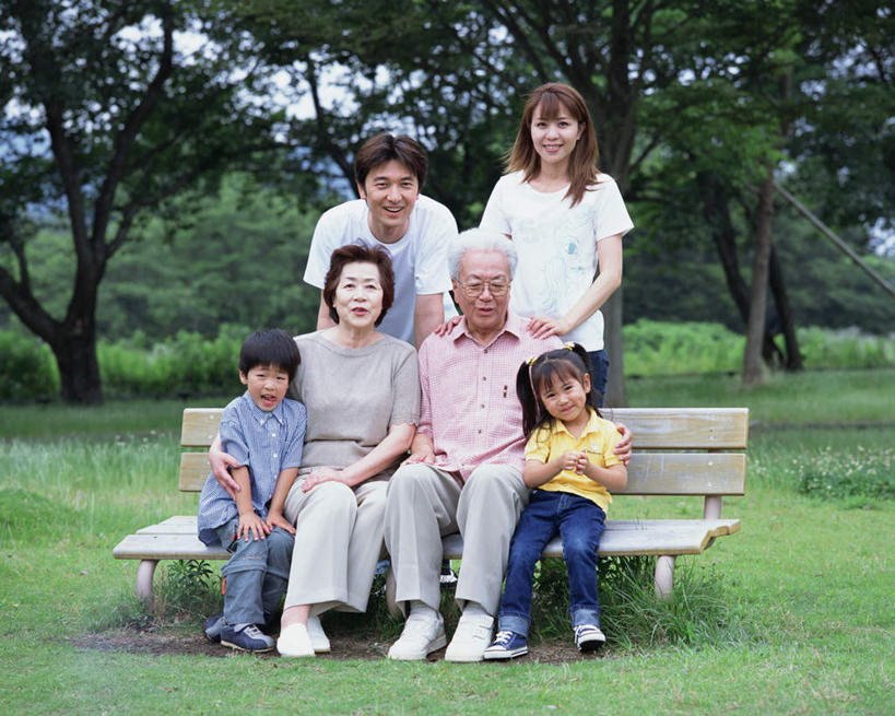 东方人,儿童,老年人,夫妻,母亲,父亲,女儿,儿子,祖母,祖父,三代同堂,坐,抱,笑,微笑,露齿笑,横图,室外,白天,正面,爱情,纯洁,草地,草坪,植物,亚洲,戴,服装,眼镜,许多人,浪漫,注视,休闲装,黄种人,祖孙三代,草,树,树木,小孩,衣服,绿色,自然,观察,看,一群人,休闲,温暖,温馨,父女,父子,母女,母子,休闲服,恩爱,父爱,可爱,母爱,童年,童趣,恋人,服饰,生长,奶奶,爷爷,成长,抱着,观看,祖孙,戴着,和睦,察看,搂着,关注,近视眼镜,童真,烂漫,无邪,外婆,外孙女,外祖母,外公,外祖父,外孙,外孙子,天真,老年男性,老年女性,男孩,男人,男性,年轻男性,年轻女性,女孩,女人,女性,亚洲人,孩子,年轻人,夫妇,情侣,全家福,孙女,孙子,搂,搂抱,坐着,彩图,全身,伴侣,融洽,男生,女生,爸爸,多代同堂,妈妈