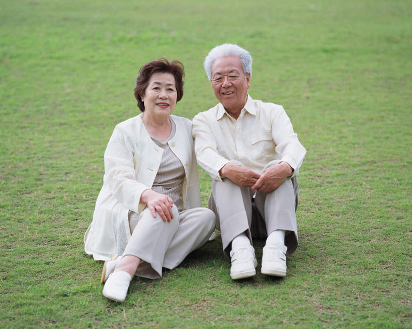 东方人,两个人,夫妻,坐,笑,微笑,露齿笑,横图,室外,白天,正面,爱情,草地,草坪,植物,亚洲,戴,服装,眼镜,浪漫,注视,休闲装,黄种人,草,衣服,绿色,观察,看,休闲,休闲服,恩爱,恋人,服饰,观看,戴着,察看,关注,近视眼镜,老年男性,老年女性,男人,男性,女人,女性,亚洲人,情侣,坐着,彩图,全身,伴侣