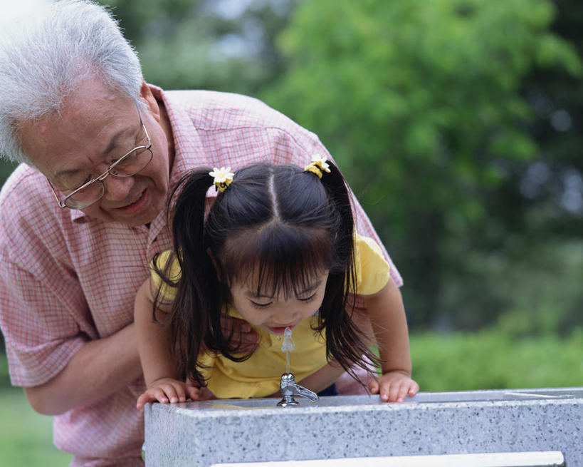 东方人,儿童,两个人,家庭,祖父,站,横图,室外,白天,正面,纯洁,植物,亚洲,戴,服装,朦胧,模糊,水龙头,眼镜,注视,休闲装,黄种人,树,树木,小孩,衣服,绿色,自然,观察,看,站着,休闲,温暖,温馨,一家人,休闲服,可爱,童年,童趣,服饰,生长,爷爷,成长,观看,祖孙,戴着,和睦,察看,关注,近视眼镜,童真,烂漫,无邪,外孙女,外公,外祖父,天真,老年男性,男人,男性,女孩,女人,女性,亚洲人,孙女,站立,半身,彩图,融洽,女生