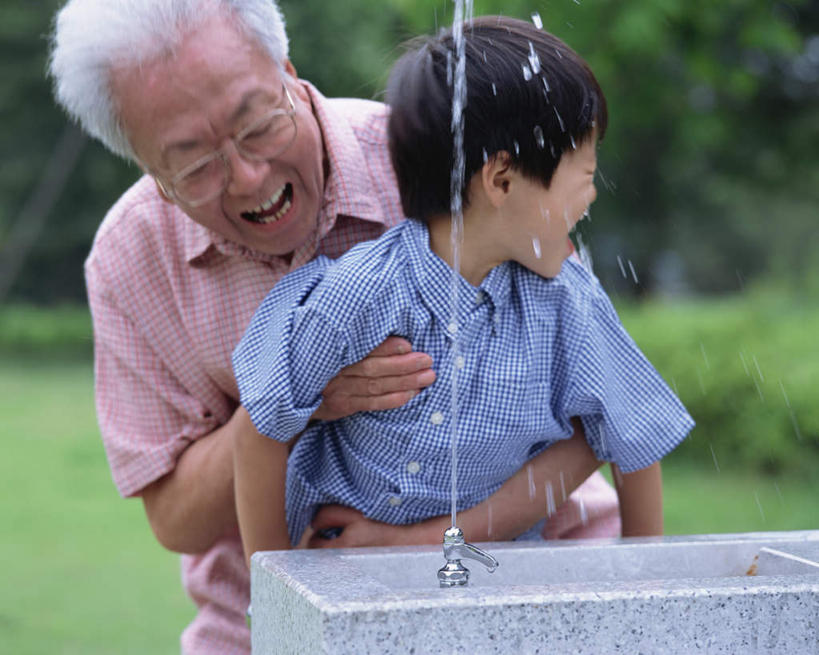 东方人,儿童,两个人,家庭,祖父,站,抱,笑,微笑,露齿笑,横图,室外,白天,正面,纯洁,草地,草坪,植物,亚洲,戴,服装,水龙头,眼镜,扭头,注视,休闲装,黄种人,草,树,树木,小孩,衣服,绿色,自然,观察,看,站着,张嘴,转头,休闲,温暖,温馨,一家人,休闲服,可爱,童年,童趣,服饰,生长,爷爷,成长,抱着,观看,祖孙,戴着,和睦,察看,搂着,关注,近视眼镜,张大嘴巴,童真,烂漫,无邪,外公,外祖父,外孙,外孙子,天真,老年男性,男孩,男人,男性,亚洲人,孙子,张开嘴,搂,搂抱,站立,半身,彩图,融洽,男生