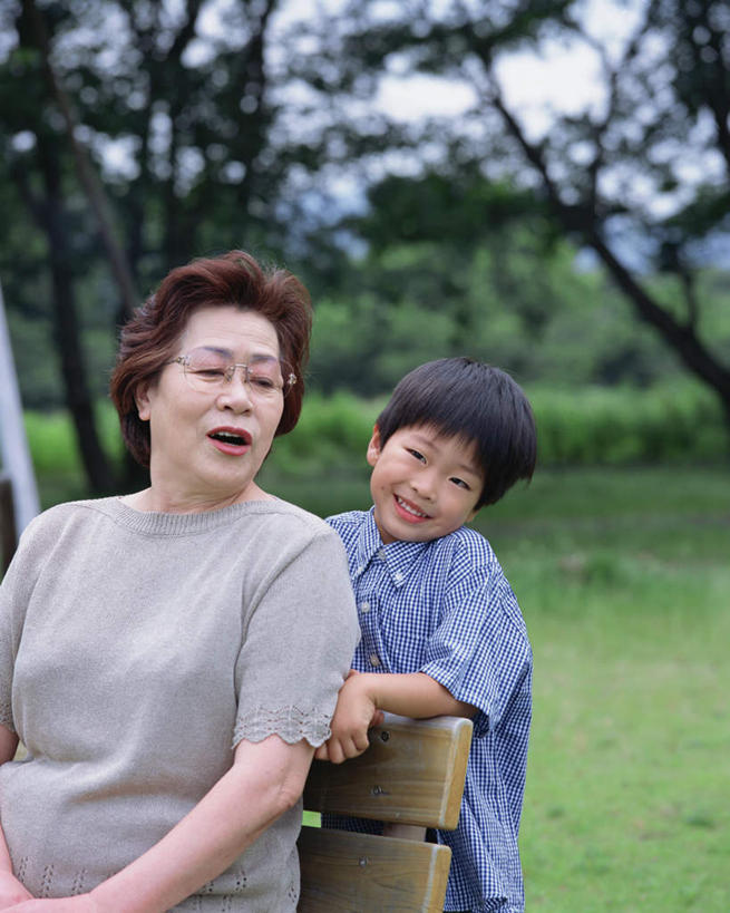 东方人,儿童,两个人,家庭,祖母,站,坐,笑,微笑,露齿笑,竖图,室外,白天,正面,纯洁,草地,草坪,森林,树林,植物,亚洲,戴,服装,眼镜,注视,休闲装,黄种人,草,树,树木,小孩,衣服,绿色,自然,观察,看,站着,休闲,温暖,温馨,一家人,休闲服,可爱,童年,童趣,服饰,生长,奶奶,成长,观看,祖孙,戴着,和睦,察看,关注,近视眼镜,童真,烂漫,无邪,外婆,外祖母,外孙,外孙子,天真,老年女性,男孩,男人,男性,女人,女性,亚洲人,孙子,坐着,半身,彩图,融洽,男生