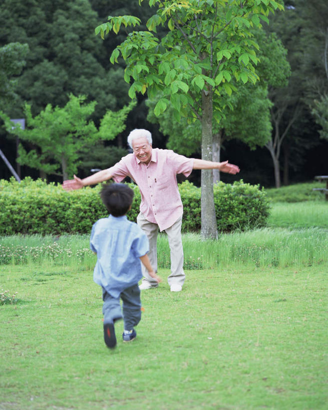 东方人,儿童,背部,两个人,家庭,祖父,站,伸展双臂,竖图,室外,白天,正面,纯洁,草地,草坪,植物,亚洲,戴,服装,眼镜,注视,休闲装,黄种人,草,树,树木,小孩,衣服,绿色,自然,观察,看,站着,休闲,温暖,温馨,一家人,休闲服,可爱,童年,童趣,服饰,生长,爷爷,成长,观看,祖孙,戴着,和睦,察看,关注,近视眼镜,童真,烂漫,无邪,外公,外祖父,外孙,外孙子,天真,老年男性,男孩,男人,男性,亚洲人,孙子,敞开双臂,伸开双臂,展开双肩,站立,张开手臂,张开双臂,彩图,全身,融洽,男生