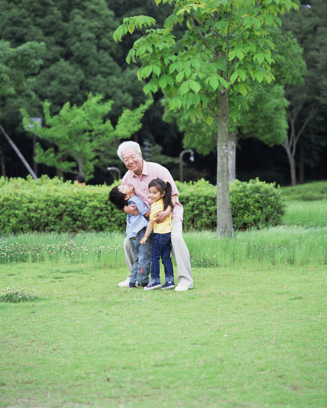 东方人,儿童,三个人,家庭,祖父,站,抱,竖图,室外,白天,正面,纯洁,草地,草坪,植物,亚洲,戴,服装,眼镜,注视,休闲装,黄种人,草,树,树木,小孩,衣服,绿色,自然,观察,看,站着,休闲,温暖,温馨,一家人,休闲服,可爱,童年,童趣,服饰,生长,爷爷,成长,抱着,观看,祖孙,戴着,和睦,察看,搂着,关注,近视眼镜,童真,烂漫,无邪,外孙女,外公,外祖父,外孙,外孙子,天真,老年男性,男孩,男人,男性,女孩,女人,女性,亚洲人,孙女,孙子,搂,搂抱,站立,彩图,全身,融洽,男生,女生