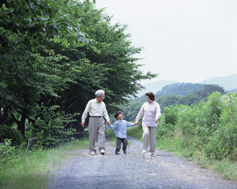 东方人,儿童,两个人,三个人,家庭,祖母,祖父,走,握手,横图,室外,白天,正面,纯洁,草地,草坪,植物,亚洲,服装,注视,休闲装,黄种人,草,树,树木,小孩,衣服,绿色,自然,观察,看,休闲,温暖,温馨,一家人,休闲服,可爱,童年,童趣,服饰,生长,奶奶,爷爷,成长,观看,祖孙,和睦,察看,关注,童真,烂漫,无邪,外婆,外祖母,外公,外祖父,外孙,外孙子,天真,老年男性,老年女性,男孩,男人,男性,女人,女性,亚洲人,孙子,步行,搀手,拉手,散步,手拉手,手握手,走路,彩图,全身,融洽,男生