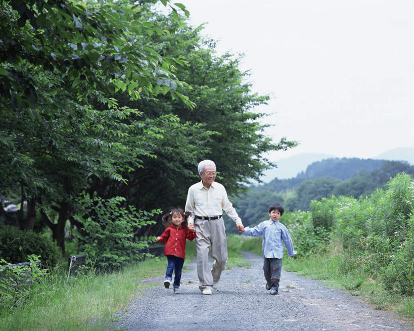 东方人,儿童,背部,三个人,家庭,祖父,走,握手,横图,室外,白天,纯洁,亚洲,服装,注视,休闲装,黄种人,小孩,衣服,观察,看,休闲,温暖,温馨,一家人,休闲服,可爱,童年,童趣,服饰,爷爷,观看,祖孙,和睦,察看,关注,童真,烂漫,无邪,外孙女,外公,外祖父,外孙,外孙子,天真,老年男性,男孩,男人,男性,女孩,女人,女性,亚洲人,孙女,孙子,步行,搀手,拉手,散步,手拉手,手握手,走路,彩图,全身,融洽,男生,女生