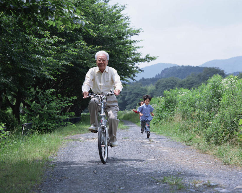 东方人,儿童,两个人,家庭,祖父,坐,跑,横图,室外,白天,正面,锻炼,纯洁,运动,草地,草坪,植物,自行车,亚洲,戴,服装,眼镜,云,云朵,云彩,注视,休闲装,黄种人,车,脚踏车,草,树,树木,小孩,衣服,绿色,白云,天空,自然,交通工具,天,观察,看,休闲,温暖,温馨,一家人,休闲服,可爱,童年,童趣,服饰,生长,爷爷,成长,观看,祖孙,戴着,和睦,察看,关注,载具,近视眼镜,童真,烂漫,无邪,外公,外祖父,外孙,外孙子,体育,天真,老年男性,男孩,男人,男性,亚洲人,孙子,跑步,坐着,彩图,全身,健身,融洽,男生