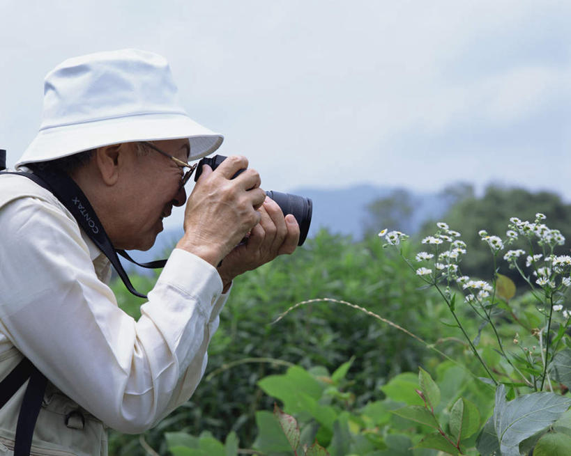 东方人,一个人,站,横图,室外,白天,侧面,植物,帽子,叶子,亚洲,仅一个男性,仅一个人,戴,服装,草帽,眼镜,绿叶,注视,休闲装,黄种人,树,树木,衣服,绿色,自然,观察,看,站着,仅一个老年男性,休闲,休闲服,嫩叶,服饰,生长,成长,观看,戴着,察看,关注,近视眼镜,老年男性,男人,男性,亚洲人,叶,叶片,站立,半身,彩图
