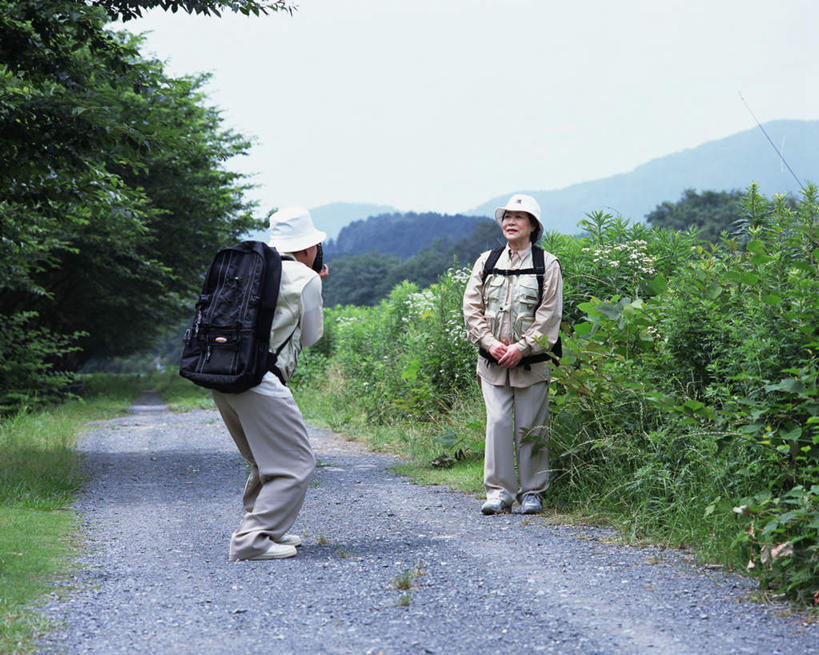东方人,两个人,夫妻,站,横图,室外,白天,正面,爱情,森林,山,树林,植物,相机,亚洲,服装,山峰,云,云朵,山峦,浪漫,拿,云彩,拿着,注视,休闲装,黄种人,树,树木,拍照,衣服,绿色,白云,天空,自然,数码相机,天,观察,看,站着,休闲,休闲服,恩爱,恋人,摄影,服饰,生长,成长,观看,察看,关注,老年男性,老年女性,男人,男性,女人,女性,亚洲人,情侣,照相机,站立,彩图,全身,照相,伴侣
