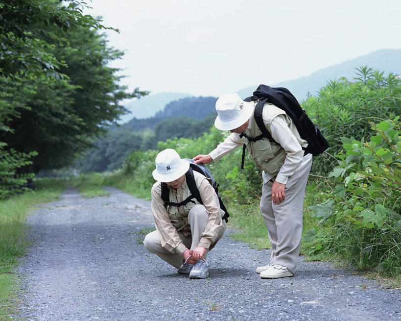 东方人,两个人,夫妻,站,蹲,横图,室外,白天,正面,爱情,森林,山,树林,植物,道路,路,亚洲,服装,鞋带,山峰,云,云朵,小路,交通,山峦,浪漫,云彩,注视,休闲装,黄种人,树,树木,衣服,绿色,白云,天空,自然,天,观察,看,站着,休闲,休闲服,恩爱,系,恋人,服饰,生长,成长,观看,察看,关注,老年男性,老年女性,男人,男性,女人,女性,亚洲人,情侣,蹲着,站立,彩图,全身,伴侣