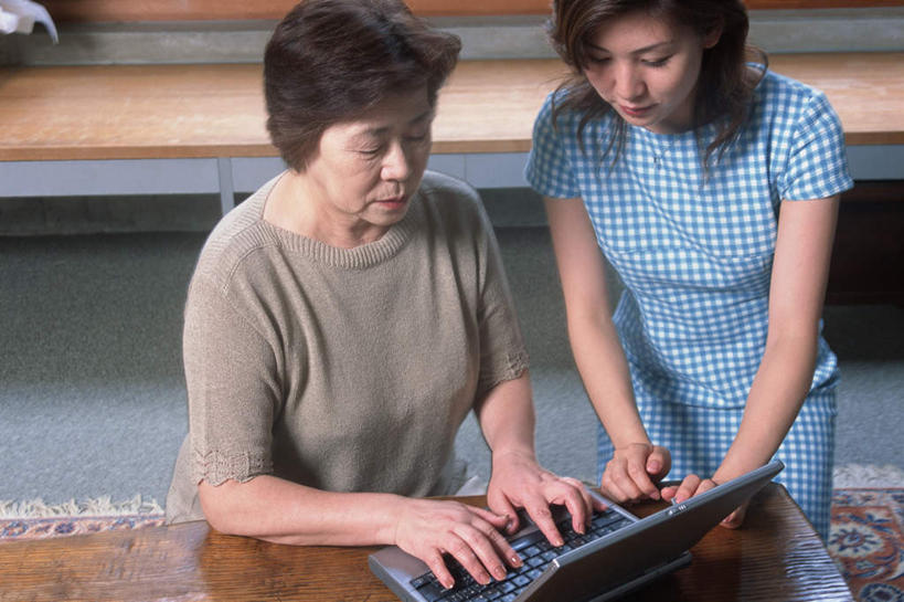 东方人,两个人,家庭,母亲,女儿,客厅,坐,横图,俯视,室内,白天,电脑,笔记本电脑,桌子,亚洲,敲打,服装,网络,注视,休闲装,黄种人,输入,通讯设备,衣服,打字,观察,看,休闲,温暖,温馨,母女,一家人,休闲服,母爱,服饰,观看,点击,敲击,和睦,察看,无线,起居室,关注,通信设备,无线网络,无线上网,便携式电脑,按键,手提电脑,老年女性,女人,女性,中年女性,亚洲人,坐着,半身,彩图,高角度拍摄,融洽