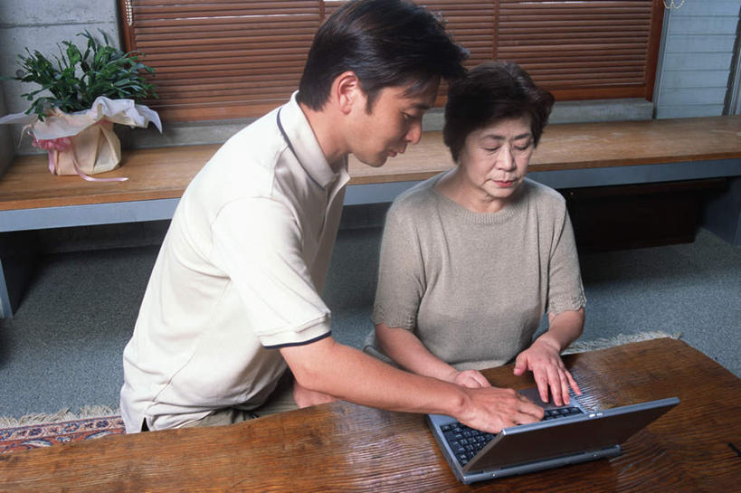 东方人,两个人,家庭,母亲,儿子,坐,说,横图,俯视,室内,白天,电脑,笔记本电脑,桌子,亚洲,敲打,服装,网络,注视,休闲装,黄种人,输入,通讯设备,衣服,打字,观察,看,休闲,温暖,温馨,母子,一家人,休闲服,母爱,服饰,观看,点击,敲击,和睦,察看,无线,关注,通信设备,无线网络,无线上网,便携式电脑,交流,按键,手提电脑,老年女性,男人,男性,女人,女性,中年男性,亚洲人,沟通,讲话,交谈,说话,谈话,坐着,半身,彩图,高角度拍摄,融洽