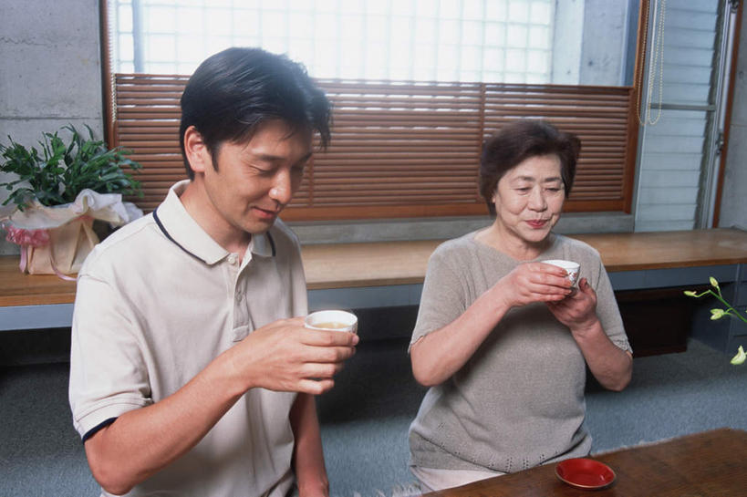 东方人,两个人,家庭,母亲,儿子,客厅,坐,横图,室内,白天,正面,植物,杯子,亚洲,服装,盆栽,盆景,拿,拿着,注视,休闲装,黄种人,衣服,绿色,自然,水杯,观察,看,休闲,温暖,温馨,母子,一家人,休闲服,母爱,服饰,生长,成长,观看,和睦,察看,起居室,关注,老年女性,男人,男性,女人,女性,中年男性,亚洲人,茶杯,坐着,半身,彩图,融洽