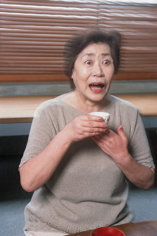 东方人,一个人,客厅,坐,竖图,室内,白天,正面,窗帘,杯子,亚洲,仅一个女性,仅一个人,服装,拿,拿着,注视,休闲装,黄种人,衣服,水杯,观察,看,张嘴,休闲,休闲服,服饰,仅一个老年女性,观看,察看,起居室,关注,张大嘴巴,老年女性,女人,女性,亚洲人,茶杯,张开嘴,坐着,半身,彩图