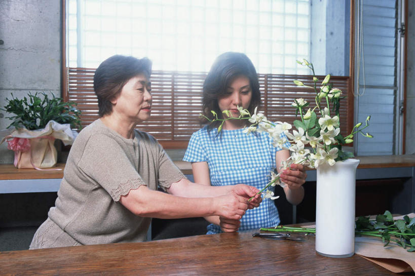 东方人,两个人,家庭,母亲,女儿,客厅,坐,横图,室内,白天,正面,桌子,亚洲,服装,盛开,拿,花蕾,拿着,注视,休闲装,黄种人,玻璃制品,花,花瓣,花朵,鲜花,衣服,插花,玻璃瓶,瓶子,花苞,花蕊,观察,看,休闲,温暖,温馨,母女,一家人,休闲服,母爱,服饰,观看,和睦,察看,起居室,关注,老年女性,女人,女性,中年女性,亚洲人,坐着,半身,彩图,融洽