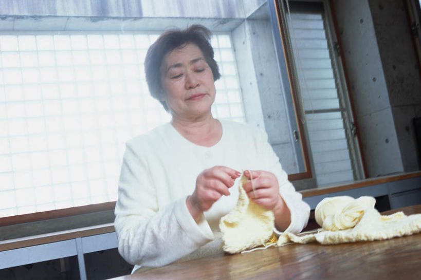 东方人,一个人,客厅,坐,横图,室内,白天,正面,桌子,亚洲,仅一个女性,仅一个人,服装,拿,拿着,注视,休闲装,黄种人,衣服,毛线,观察,看,休闲,休闲服,服饰,仅一个老年女性,观看,察看,起居室,针线,关注,老年女性,女人,女性,亚洲人,坐着,半身,彩图