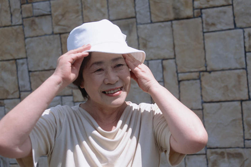 东方人,一个人,站,笑,微笑,露齿笑,横图,室外,白天,正面,亚洲,仅一个女性,仅一个人,服装,注视,休闲装,黄种人,衣服,观察,看,站着,休闲,休闲服,服饰,仅一个老年女性,观看,察看,关注,老年女性,女人,女性,亚洲人,半身,彩图