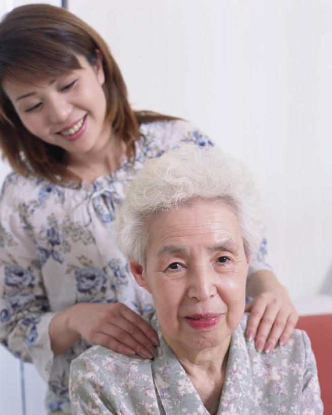 东方人,两个人,按摩师,站,坐,笑,微笑,露齿笑,竖图,室内,白天,正面,按摩,亚洲,服装,墙,注视,休闲装,黄种人,墙壁,墙面,衣服,观察,看,站着,休闲,休闲服,服饰,观看,察看,关注,指压,老年女性,年轻女性,女人,女性,亚洲人,技师,站立,坐着,半身,彩图,推拿