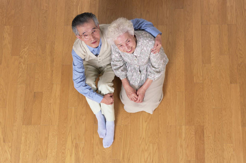 东方人,两个人,夫妻,客厅,坐,横图,俯视,室内,白天,爱情,地板,亚洲,服装,地面,浪漫,注视,休闲装,黄种人,木地板,衣服,观察,看,休闲,休闲服,恩爱,恋人,服饰,观看,察看,起居室,关注,老年男性,老年女性,男人,男性,女人,女性,亚洲人,情侣,抬头,仰头,坐着,彩图,高角度拍摄,全身,伴侣