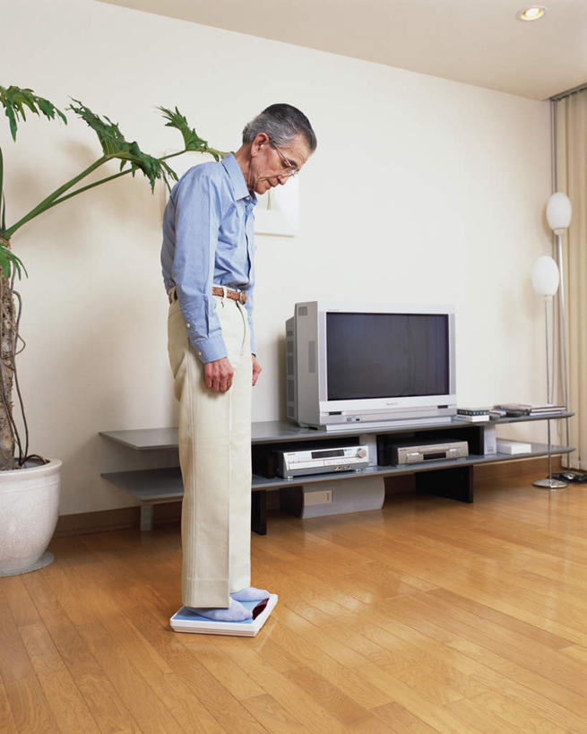 东方人,一个人,客厅,站,竖图,室内,白天,侧面,植物,地板,电视,亚洲,仅一个男性,仅一个人,服装,盆栽,盆景,地面,注视,休闲装,黄种人,木地板,衣服,绿色,自然,液晶电视,观察,看,站着,仅一个老年男性,休闲,休闲服,服饰,生长,成长,观看,测量工具,察看,起居室,关注,老年男性,男人,男性,亚洲人,电视机,体重秤,站立,彩图,全身