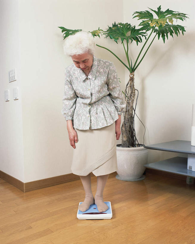 东方人,一个人,客厅,站,竖图,室内,白天,正面,植物,亚洲,仅一个女性,仅一个人,服装,盆栽,盆景,茶几,注视,休闲装,黄种人,衣服,绿色,自然,低头,观察,看,站着,休闲,休闲服,服饰,仅一个老年女性,生长,成长,观看,测量工具,察看,起居室,关注,老年女性,女人,女性,亚洲人,体重秤,站立,彩图,全身