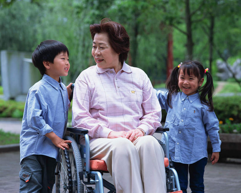 东方人,儿童,三个人,家庭,祖母,站,说,横图,室外,白天,正面,纯洁,草地,草坪,植物,道路,路,亚洲,服装,工具,小路,交通,注视,休闲装,黄种人,草,树,树木,小孩,衣服,绿色,自然,轮椅,复健,观察,看,站着,休闲,康复,温暖,温馨,一家人,休闲服,器械,可爱,童年,童趣,服饰,生长,奶奶,成长,观看,祖孙,和睦,察看,医疗设备,关注,医疗器械,医疗工具,童真,烂漫,无邪,外婆,外孙女,外祖母,外孙,外孙子,辅助设备,交流,天真,老年女性,男孩,男人,男性,女孩,女人,女性,亚洲人,孙女,孙子,沟通,讲话,交谈,说话,谈话,站立,半身,彩图,融洽,男生,女生