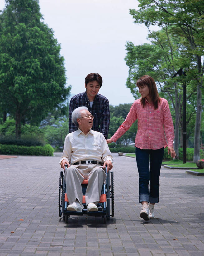 东方人,三个人,家庭,夫妻,坐,笑,微笑,露齿笑,竖图,室外,白天,正面,爱情,植物,道路,路,亚洲,服装,云,云朵,小路,交通,浪漫,云彩,注视,休闲装,黄种人,树,树木,衣服,绿色,白云,天空,自然,天,观察,看,休闲,温暖,温馨,一家人,休闲服,恩爱,恋人,服饰,生长,成长,观看,和睦,察看,关注,老年男性,男人,男性,年轻男性,年轻女性,女人,女性,亚洲人,情侣,抬头,仰头,坐着,彩图,全身,伴侣,融洽