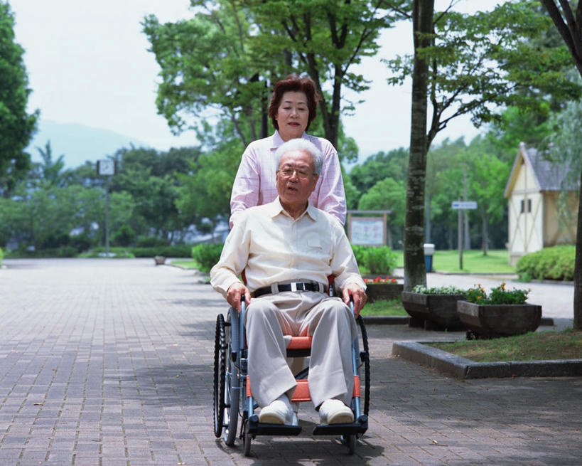 东方人,两个人,夫妻,站,坐,横图,室外,白天,正面,爱情,植物,道路,路,亚洲,服装,工具,小路,交通,浪漫,注视,休闲装,黄种人,树,树木,衣服,绿色,自然,轮椅,复健,观察,看,站着,休闲,康复,休闲服,器械,恩爱,恋人,服饰,生长,成长,观看,察看,医疗设备,关注,医疗器械,医疗工具,辅助设备,老年男性,老年女性,男人,男性,女人,女性,亚洲人,情侣,坐着,彩图,全身,伴侣