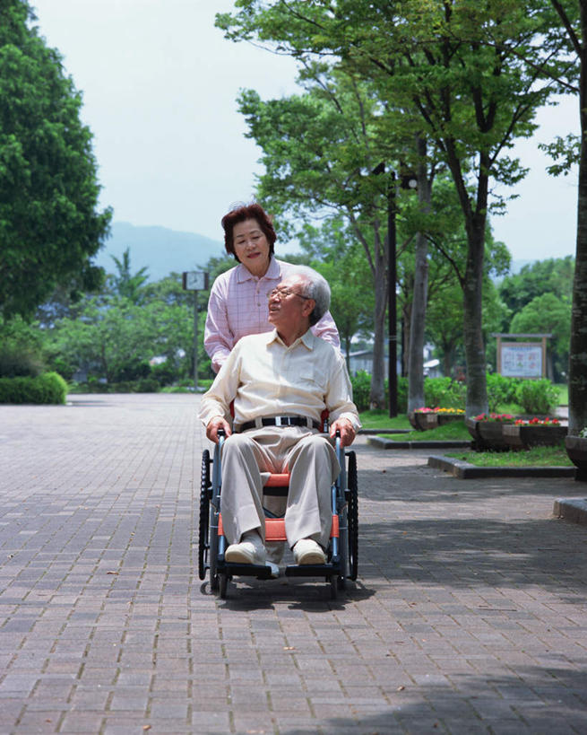 东方人,两个人,夫妻,坐,走,竖图,室外,白天,正面,爱情,植物,道路,路,公路,亚洲,服装,工具,交通,浪漫,注视,休闲装,黄种人,树,树木,衣服,绿色,自然,轮椅,复健,观察,看,休闲,康复,休闲服,器械,恩爱,恋人,服饰,生长,成长,观看,察看,医疗设备,关注,医疗器械,医疗工具,辅助设备,老年男性,老年女性,男人,男性,女人,女性,亚洲人,情侣,马路,步行,散步,走路,坐着,彩图,全身,伴侣