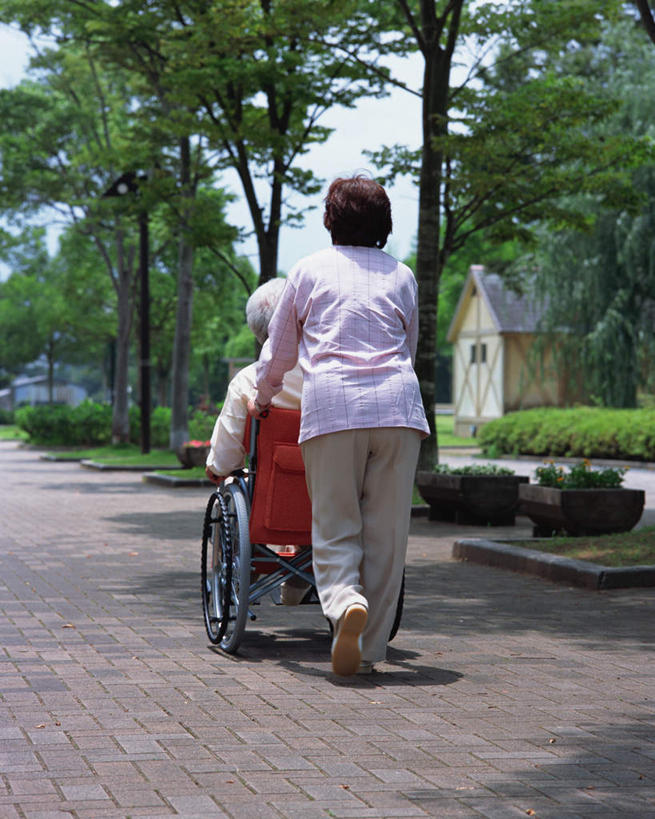 东方人,两个人,夫妻,坐,走,竖图,室外,白天,爱情,植物,道路,路,公路,亚洲,服装,工具,交通,浪漫,注视,休闲装,黄种人,树,树木,背面,衣服,绿色,自然,轮椅,复健,观察,看,休闲,康复,休闲服,器械,恩爱,恋人,服饰,生长,成长,观看,察看,医疗设备,关注,医疗器械,医疗工具,辅助设备,老年男性,老年女性,男人,男性,女人,女性,亚洲人,情侣,马路,步行,散步,走路,坐着,彩图,全身,伴侣