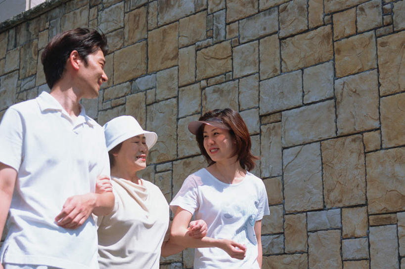 东方人,三个人,家庭,夫妻,站,握手,笑,微笑,露齿笑,横图,室外,白天,仰视,爱情,帽子,亚洲,戴,服装,草帽,墙,浪漫,注视,休闲装,黄种人,墙壁,墙面,衣服,观察,看,站着,休闲,温暖,温馨,一家人,休闲服,恩爱,恋人,服饰,观看,戴着,和睦,察看,关注,老年女性,男人,男性,女人,女性,中年男性,中年女性,亚洲人,情侣,搀手,拉手,手拉手,手握手,半身,彩图,低角度拍摄,伴侣,融洽