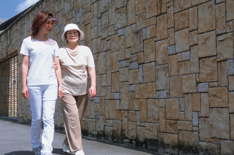 东方人,两个人,家庭,母亲,女儿,站,握手,横图,室外,白天,正面,道路,路,公路,帽子,亚洲,戴,服装,墙,交通,注视,休闲装,黄种人,墙壁,墙面,衣服,遮阳帽,观察,看,站着,休闲,温暖,温馨,母女,一家人,休闲服,母爱,服饰,观看,戴着,和睦,察看,关注,年轻女性,女人,女性,亚洲人,马路,搀手,拉手,手拉手,手握手,站立,半身,彩图,融洽