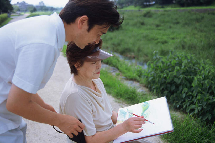 东方人,两个人,家庭,母亲,儿子,坐,横图,俯视,室外,白天,绘画,草地,草坪,植物,亚洲,服装,工具,拿,拿着,注视,休闲装,黄种人,草,衣服,绿色,白板,画笔,轮椅,复健,观察,看,休闲,康复,温暖,温馨,母子,一家人,休闲服,器械,母爱,服饰,观看,和睦,察看,医疗设备,关注,医疗器械,医疗工具,辅助设备,老年女性,男人,男性,年轻男性,女人,女性,亚洲人,画画,坐着,半身,彩图,高角度拍摄,融洽