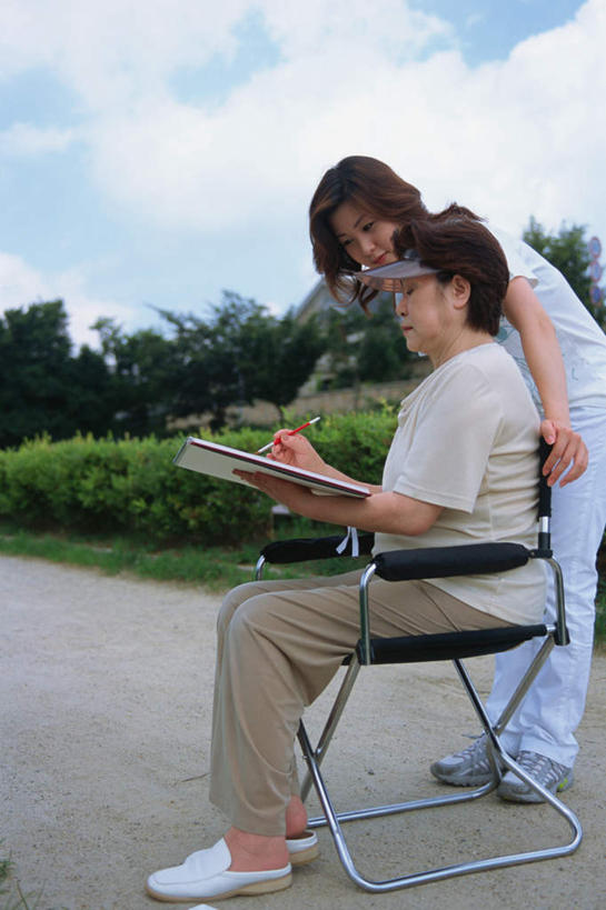 东方人,两个人,家庭,母亲,女儿,坐,竖图,室外,白天,侧面,绘画,草地,草坪,植物,道路,公路,帽子,亚洲,戴,服装,笔,交通,拿,拿着,注视,休闲装,黄种人,草,树,树木,衣服,绿色,自然,遮阳帽,观察,看,休闲,温暖,温馨,母女,一家人,休闲服,母爱,服饰,生长,成长,观看,戴着,和睦,察看,关注,老年女性,年轻女性,女人,女性,亚洲人,马路,画画,坐着,半身,彩图,融洽